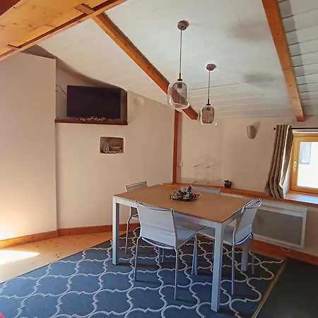Cosy, 100m Des Pistes Et Commerces, 4 Pers, 30m², Parking, Balcon Plein Sud - Fr-1-445-202 Montgenevre